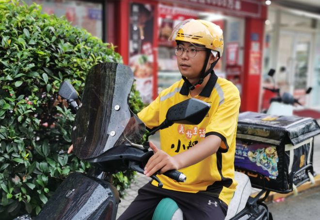 装手机支架交警：不是为难大家是为了安全爱游戏app最新登录入口电动车不允许安