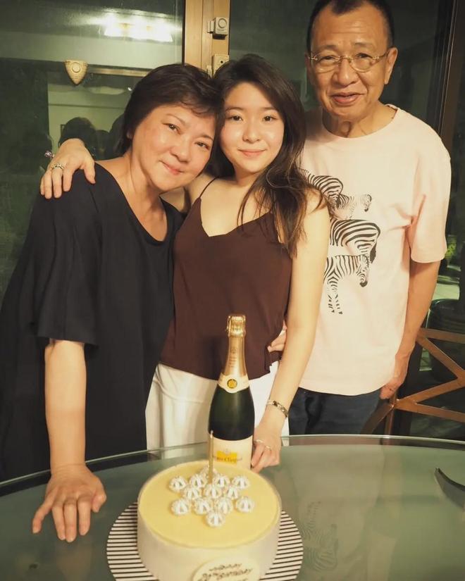 甲一方亿万身家近日同囡囡西安被捕获爱游戏平台金牌绿叶祖上是四大盐商富(图1)