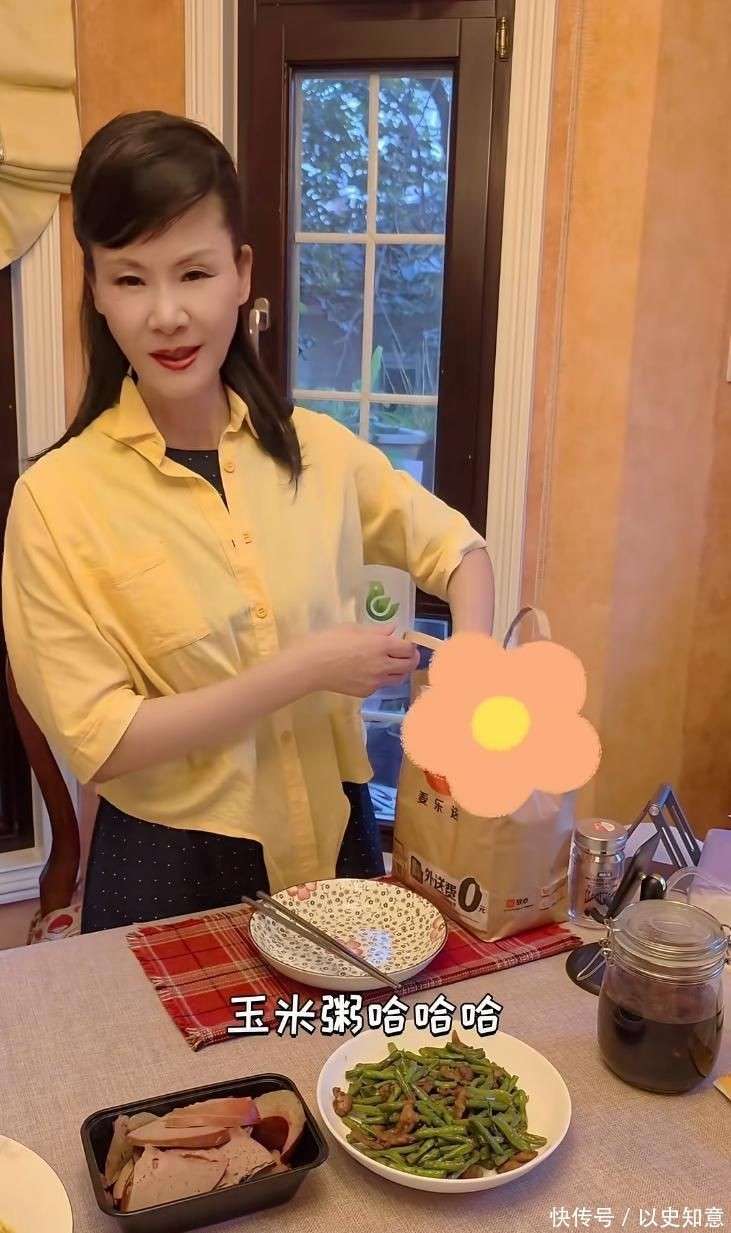 墅做饭颠勺打蛋样样精通二婚老公年轻帅气爱游戏app入口59岁于文华在北京别(图3)