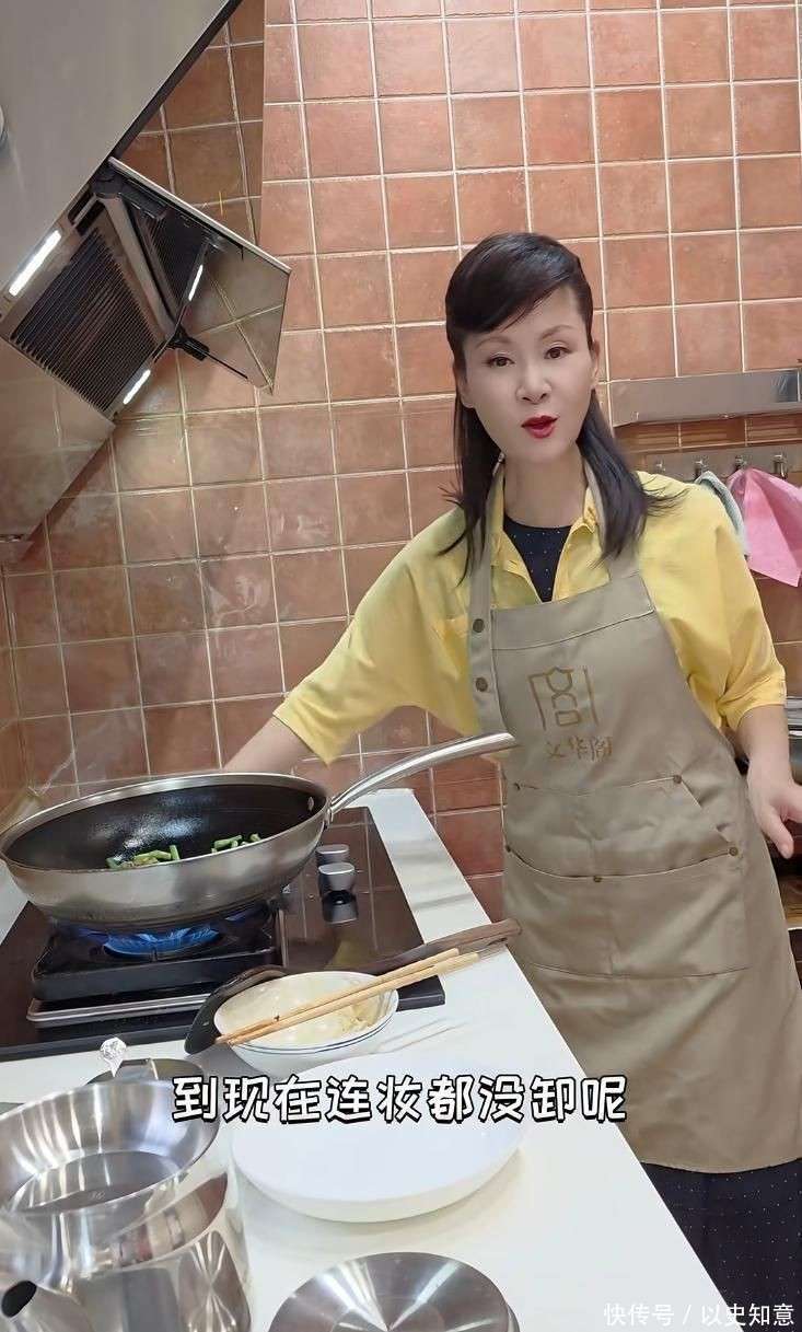 墅做饭颠勺打蛋样样精通二婚老公年轻帅气爱游戏app入口59岁于文华在北京别(图4)