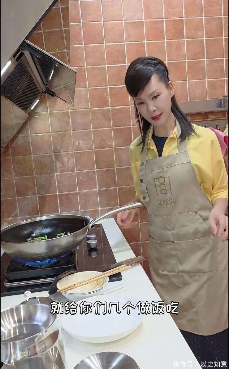 墅做饭颠勺打蛋样样精通二婚老公年轻帅气爱游戏app入口59岁于文华在北京别(图8)