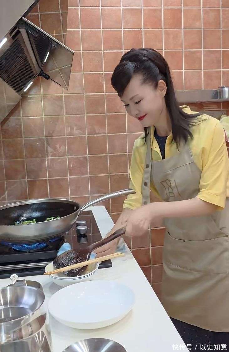 墅做饭颠勺打蛋样样精通二婚老公年轻帅气爱游戏app入口59岁于文华在北京别(图9)