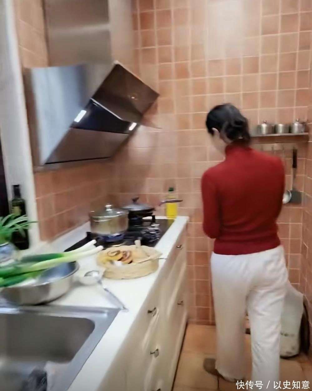 墅做饭颠勺打蛋样样精通二婚老公年轻帅气爱游戏app入口59岁于文华在北京别(图13)